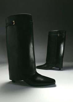 Botas polaina negras de piel
Jugando con capas, las botas Kaia destacan con su doble vuelta extrema que roza el tobillo. Están hechas de piel negra y tienen cómodos kitten heels, una punta afilada y brillantes hebillas doradas en las correas que la rodean. Fold Over Boots, Boot Stand, Sustainable Leather, Tonga, Samoa, Zambia, Sierra Leone, Seychelles, Black Leather Boots