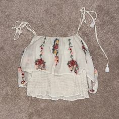 Size Small Never Worn! Casual Floral Embroidery Crop Top For Spring, White Floral Print Crop Top For Spring, Trendy Floral Embroidery Tops For Beach, Spring Vacation Crop Top With Floral Embroidery, Cute Floral Print Crop Top For Summer, Cute Floral Print Crop Top For Spring, Bohemian Crop Top For Day Out In Spring, Spring Summer Floral Print Crop Top, Bohemian Crop Top For Spring Day Out