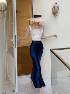 White aesthetic woman in navy long skirt white crop top heels and a beige hat entering a room 80s Outfits Formal, Romantic Style Aesthetic, Mermaid Skirt Outfit, Champagne Outfit, 1920s Outfit Ideas, Blue Skirt Outfit, Look Gatsby, 00s Mode, Mode Tips