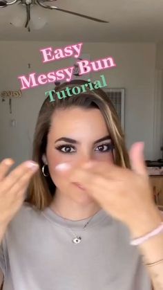 Medium Length Messy Bun Tutorial, Short Hair Messy Bun Tutorial, How To Do A Messy Bun, Bun Hacks, Messy Bun Anleitung, Buns For Short Hair, Concert Hair, Messy Bun For Short Hair, Lazy Girl Hairstyles