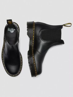 Bottes Dr.Martens en cuir noir. 2976 Bex Smooth Leather Chelsea Boots, Dr Martens 2976, Yellow Heels, Dr Martens Boots, Black Chelsea Boots, Leather Chelsea Boots, Goodyear Welt, Chelsea Boot