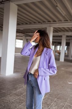 Made in Italy Chic, lilac, long sleeve blazer with lining and has a looser/flowy fit-structure. The perfect pop of color to add to your Spring and Summer wardrobe and pairs well with any bottoms including our matching Lilac Bila Pants! Matching set: Lilac Bila pants Our model wears Lilac Bila Pants , Beige Neda Top and Ecru Yael Bodysuit Sizes: S / M / L S: Length 27.17 in - Width 18.50 in M: Length 27.56 in - Width 19.29 inL: Length 27.95 in - Width 20.08 in Contexture: 100% polyester Washing: Purple Blazer Outfit, Italy Chic, Lilac Coat, Lilac Blazer, Parisian Summer, Easter 2024, Purple Blazer, Sleeveless Blazer, Dream Fashion