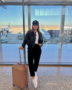 Airport Joggers Outfit, Airport Bags Travel, Airport Outfit Joggers, Airport Looks Women, Airport Pose, Outfit Argentina, Aero Look, Comfortable Travel Outfit