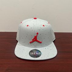 Brand - Jordan Hat Type - Snapback Color - Grey & Red Condition - Brand New Age - Adult Unisex Hood Drip, Red Bucket Hat, Jordan Hats, Red Jordans, Jordan Grey, Hat Types, Black Snapback, Red Logo, Blue Hat