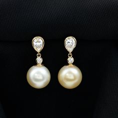 Détails du produit
Ces simples paires de boucles d'oreilles pendantes pour femmes sont ornées de moissanite de forme poire et ronde serties dans un cadre clos et d'une superbe perle des mers du Sud de 10 mm en guise de goutte, ce qui en fait un ajout indispensable à votre collection de bijoux. Les boucles d'oreilles pendantes en perles des mers du Sud conviennent à un usage quotidien et ajoutent également une touche élégante à votre tenue pour vos soirées spéciales.

Informations sur le produit Sea Pearl, Signature Jewelry, South Sea Pearls, Sea Pearls, Timeless Jewelry, Pearl Drop Earrings, Pearl Drop, Conflict Free Diamonds, Bezel Setting