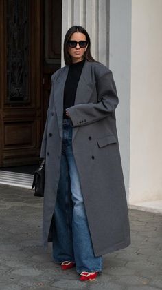 @zinafashionvibe Outfits With Grey Coat, Big Jacket Outfits, Minimalist Winter Outfit, Outfit For Autumn, Stylish Images, Yoke Pattern, Grey Outfits