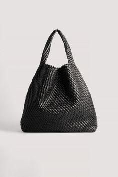 Soft Woven Tote Black | NA-KD Fall Italy Outfits, Minimalist Closet, Italy Outfits, Work Tote, Future Fashion, Outfits For Women, Clothing Essentials, Bag Style, Mini Tote