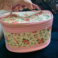 Price Firm, Brand New Pink Floral Print Cosmetic Makeup Bag Or Jewelry Bag. Great Quality, Spacious Bag. Strong Material. Vintage Makeup Bag, Cottagecore Makeup, Funky Makeup, 90s Makeup, Vintage Makeup, Pink Floral Print, Jewelry Bag, Makeup Pouch, Cosmetic Bags