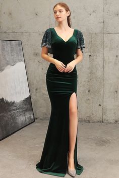 Marie Antoinette Wedding Dress, Family Photoshoot Winter, Velvet Green Dress, Period Dresses, Green Evening Gowns, Emerald Dress, Velvet Evening Dress, 32 Birthday, Lovely Partner