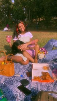 19th birthday garden picnic date aesthetic Park Picnic Outfit, Park Picnic Aesthetic, Picnic Date Aesthetic, Aesthetic Summer Picnic, Picnic Date Outfits, Colorful Picnic, Picnic Planning, Date Aesthetic