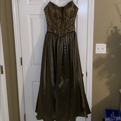 Beautiful Olive With Gold Undertone Dress, Some Snags From The Hem At The Bottom (Pictured) Gold Formal Dress, Colorful Dresses Formal, Alyce Paris, Paris Dresses, Size 6 Dress, Formal Dress, Size 6, Formal Dresses, Paris