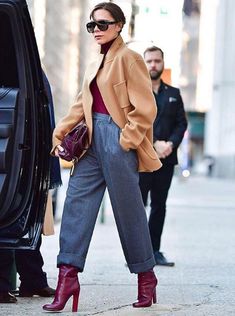 Photo Beige Heels Outfit, Formal Business Attire, Pants Boots, Victoria Beckham Outfits, High Heeled Boots, Mode Casual, Looks Black, Boots Winter