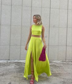 Crop Top Elegante, Satin Skirt Short, Lime Green Outfits, Green Satin Skirt, Skirt Two Piece Outfit, Green Wedding Guest Dresses, Green Skirt Outfits, Satin Dress Outfit, Satin Two Piece Set