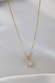 Box Chain Gold, Simple Necklace Designs, Gold Minimalist Jewelry, Simple Jewellery, Pretty Jewelry Necklaces, Gold Mangalsutra Designs, Gold Mangalsutra, Mangalsutra Designs, Pretty Jewelry