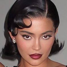 Short Hollywood Glam Hair, Old Hollywood Glamour Hair Black Women, 90s Hollywood Glam, Old Hollywood Hair Bangs, Old Hollywood Short Hairstyles, Slick Back Bob Hairstyles, Short Editorial Hair, Slick Bob Hairstyles, Marilyn Monroe Hairstyles On Black Women