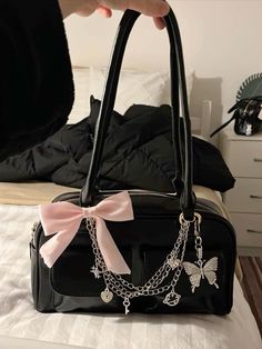 Pretty Purses And Handbags, Black Bags Aesthetic, Purse With Charms, Aesthetic Bags Handbags, Decorate Purse, Betty Boop Purses, Purse Decorations, Decorated Bags