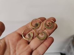 Eleve su estilo con estos aretes minimalistas de latón dorado de inspiración tribal. Con un diseño de aro en espiral delgado, estos aretes agregan un toque de elegancia a cualquier atuendo. Hecho de latón. Libre de níquel y plomo. Tamaño: 20 mm x 20 mm * VENDIDOS POR PAR * 𝙊𝙏𝙃𝙀𝙍 𝙄𝙉𝙁𝙊𝙍𝙈𝘼𝙏𝙄𝙊𝙉 * Embalado con cuidado en una bolsa textil. * Información de opciones de envío: https://etsy.me/3xg1ZqX 𝙈𝙊𝙍𝙀 𝙁𝙍𝙊𝙈 𝙐𝙎 * ¿Te gusta este modelo pero prefieres otra piedra?: https://www. Adjustable Spiral Brass Earrings, Gold Spiral Brass Hoop Earrings, Spiral Gold Hoop Earrings In Brass, Spiral Brass Hoop Earrings With Ear Wire, Bohemian Gold Swirl Jewelry, Adjustable Spiral Metal Hoop Earrings, Gold Spiral Hoop Earrings Nickel-free, Festival Spiral Gold Earrings, Bohemian Gold Spiral Earrings