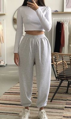 Pants 2020, Jogger Pants Outfit, Woman Suit Fashion, Model Outfits, Quick Outfits, Suit Fashion, Pants Outfit, Everyday Outfits