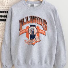 Unisex Sweatshirt - Gildan - Made To Order - 50% Cotton, 50% Poyester - Size Tts: True To Size - Various Sizes: S, M, L, Xl, 2xl - Loose Fit - Sewn In Label Great Gift Ideas For Family Or Friends Condition: New - Made To Order Please Wash In Cold Water At First Time Fall Varsity T-shirt With Logo Print, Crew Neck T-shirt With University Logo For Fall, Retro Campus Tops With Letter Print, Retro Letter Print Tops For Campus, University Logo Crew Neck T-shirt For Fall, Retro Crew Neck Tops For Campus, Fall Campus Top With Logo Print, College Logo Print T-shirt For Fall, University Logo Cotton T-shirt For Fall