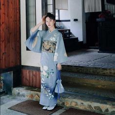 Light Blue Kimono, Yukata Women, Kimono Traditional, Japan Samurai, Japanese Traditional Clothing, Modern Kimono, Tabi Socks, Kimono Japan, Traditional Japanese Kimono