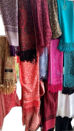 Hijabi Accessories, Pashmina Aesthetic, Scarf Aesthetic, Modest Dresses For Women, Hijabi Fits, Niqab Fashion, Beachwear Fashion, 자수 디자인, Modest Wear