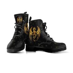 Black Dragon Boots, Dragon Shoes, Women's Men's Boots, Vegan Leather Combat Boots, Classic Boot, Gold Color Dragon Print, Casual Boots Women SHIPPING: Our delivery dates are approx. 10-15 days after the order date. We started to use only Express Couriers for all orders for better service. Check out more boot designs here: https://www.etsy.com/shop/MaysDesignCo/ Product Details; ▶ Not sold in stores. This is a Made to Order item. ▶Vegan-friendly leather with a double-sided print and rounded toe c Dragon Boots, Casual Boots Women, Dragon Shoes, Buy Boots, Leather Combat Boots, Dragon Print, Black Dragon, Classic Boots, Soft Textiles