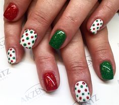 Day 350: Red, Green & Gold Nail Art - - NAILS Magazine Nail Art Noel, Christmas Nail Art Easy, Unghie Nail Art, Gold Nail Art, Holiday Nail Designs, Cute Christmas Nails, Christmas Nails Easy, Christmas Gel Nails, Colorful Nails