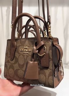 Coach Brown Purse, Designer Purse Outfit, Purses And Handbags Aesthetic, Brown Purse Aesthetic, Coach Bags Handbags, Brown Coach Bag, Mochila Jansport, Brown Coach Purse