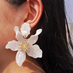 Brand New High Quality Color: White Flower 2.75inch Zara White Flower Drop Earrings For Parties, Elegant Flower Earrings For Summer, White Drop Flower Earrings For Party, Feminine Flower Earrings For Summer, Chic White Flower Earrings For Wedding, Chic White Flower-shaped Earrings, Chic White Flower Wedding Earrings, Feminine Summer Flower Earrings, Zara Gold Jewelry For Summer