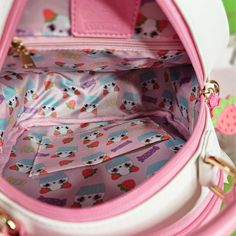 ¡Sé lindo y elegante con esta MINI Bolsa Ita para Cupcakes de Panda y Fresa! Es el complemento perfecto para lucir tu estilo kawaii de una forma divertida y funcional. ¡Esta bolsa es tan dulce que querrás darle un mordisco! ¡Dale a tu look un toque de ternura con este adorable bolso!




 Bolsas de grado B






 Totalmente funcional sin cremalleras ni compartimentos dañados.




 Manchas de aceite en los bordes de los herrajes de metal dorado.


 Bordes mal rellenos (se sienten ásperos a los duros)


 Pequeños cortes en el escaparate.




 Manchas de aceite en los bordes en ciertas partes de la bolsa









 ✨Especificaciones del bolso✨









 Medidas exteriores de la bolsa: 10,6 pulgadas de alto, 9,8 pulgadas de ancho (en el punto más ancho)


 Medidas interiores de la bolsa: 7,5 p Cute School Satchel With Zipper Closure, Kawaii Shoulder Bag With Adjustable Strap, Cute School Bags With Zipper Closure, Kawaii Shoulder Bag With Cute Design For Everyday Use, Cute School Satchel Pouch, Cute School Satchel With Pouch Shape, Cute School Satchel In Pouch Shape, Cute School Shoulder Bag With Zipper, Pink Kawaii Bag With Cute Design