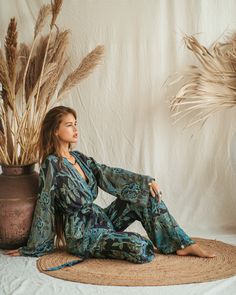 Our Short Kimono offers an easy, relaxed fit, combining comfort with understated elegance. Its fluid silhouette adds a touch of effortless charm to any outfit, making it a versatile piece for both casual days and special moments. Bohemian Blue Silk Sets, Blue Silk Bohemian Sets, Bohemian Long Sleeve Loungewear Sets, Bohemian Fitted Loungewear Set, Fitted Bohemian Loungewear Sets, Fitted Blue Bohemian Kimono, Bohemian Blue V-neck Sets, Blue Bohemian V-neck Set, Blue Bohemian Rayon Kimono