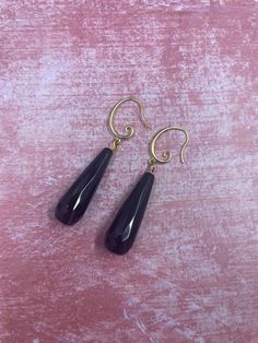 🖤 Onyx Teardrop Earrings 🖤 Add a touch of elegance and sophistication to your jewelry collection with these stunning Onyx Teardrop Earrings. Featuring beautifully polished onyx gemstones in a classic teardrop shape, these earrings are perfect for adding a touch of timeless beauty to any outfit. The deep black hues of the onyx stones create a striking contrast against any attire, making these earrings a versatile and stylish addition to your jewelry collection. ✨ Features: Design: Elegant teard Black Dangle Earrings, Black Earrings Dangle, Earrings Art, Client Gifts, Wedding Jewelry Earrings, Earrings Black, Timeless Jewelry, Onyx Stone, Style Earrings