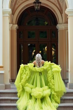 Get ready to turn heads at any special event or photoshoot with our stunning corset dress! This olive tulle dress is a show-stopper, designed to enhance your curves and make you feel like a queen. With its figure-hugging corset bodice and cascading layers of green tulle, this dress oozes elegance and sophistication. If green isn't your color, we also offer this exquisite dress in more than 150 differets colors of tulle, ensuring there is a perfect option for every style. Be the center of attenti Poofy Tulle Dress, Big Tulle Dress, Tulle Dress Photoshoot, Puffy Scarf, Tulle Dress Black, Green Tulle Dress, Bird Cottage, Cascading Layers, Gown With Cape