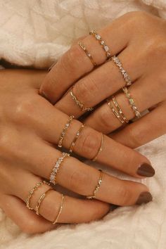 Minimalist Accessories Jewellery, خواتم خطوبة, Hand Jewelry Rings, Minimalist Accessories, Jewelry Accessories Ideas, Jewelry Fashion Trends, Classy Jewelry, Fancy Jewellery, Jewelry Essentials