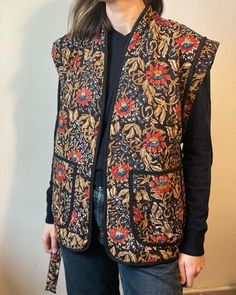 Quilted Vest Outfit, Mode Country, Waistcoat Outfit, Gilet Kimono, Corset Fashion Outfits, Wearable Art Clothing, Quilted Gilet, Quilt Dress