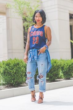 Sports Bar Outfits, Basketball Game Outfit Women, Outfit Jersey, 90s Jersey, Jersey Outfits, Baseball Jersey Outfit