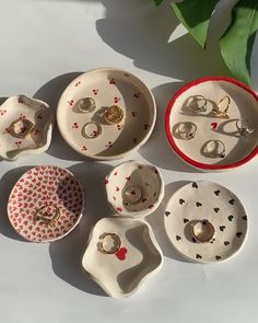 Diy Gifts Useful, Gifts To Make Out Of Clay, Inspo Clay Ideas, Jewelry Pottery Holder, Gifts Handmade Ideas, Cute Clay Painting Ideas, Ideas To Do With Clay, Clay Paint Ideas, Self Drying Clay Ideas