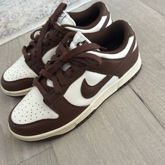 Brand New Nike Chocolate Dunks. Size 6.5 Nike Retro Brown Sneakers, Retro Cream Sneakers With Round Toe, Nike Custom Cream Sneakers With Round Toe, Photographie Indie, Pretty Sneakers, Shoes For School, Nike Brown, Back To School Shoes, Pretty Shoes Sneakers