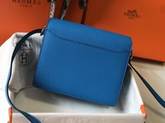 Description HRMS Mini Evercolor Sac Roulis 19 Blue For Women, Handbags, Shoulder Bags 7.5in/19cm Rep 1:1 Size: 19 x 15 x 16 cm / 7.5 x 6 x 6.2 inches (Length x Height x Width) This Hermès Roulis is handcrafted from Evercolour in the colour Beton and detailed with a permabrass clasp. Use the slim strap to style this beautiful Roulis crossbody or over the shoulder. Blue Blue color handle Silver color hardware Mini compartment Adjustable shoulder strap Includes box, dust bag. This product is of the Togo Leather, Stylish Handbags, Luxury Products, Hermes Bags, Evening Clutch Bag, Vintage Chanel, Tote Backpack, Bag Tags, Small Bag