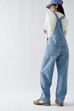 The perfect vintage-inspired overalls from Levi's, this distressed style is featured in a classic bib-and-brace silhouette with front pouch pocket and relaxed, straight leg design. * Adjustable straps * Four pocket design * Side button closures * Logo patch detail at front | Levi's Vintage Overalls at Free People in Light Wash, Size: XL Levis Overalls Outfit, Madewell Overalls, Levis Overalls, Blue Jean Overalls, Linen Overalls, Vintage Overalls, Overalls Outfit, Ținută Casual, Leg Design