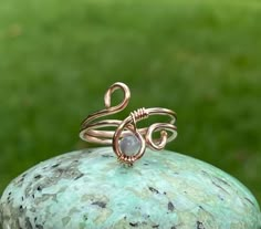 Wire Rings Ideas, Tab Ideas, Crystal Wire Wrap, Mother Of Pearl Rose, Diy Wire Jewelry Rings, Wire Jewelry Rings, Mother Of Pearl Ring, Art Fil, Wire Jewelery