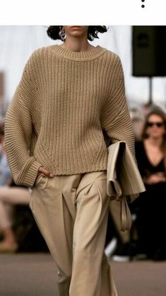 Stylish Knitwear, Winter Trends, Street Style Inspiration, Look Vintage, Knitted Sweater, Passion For Fashion