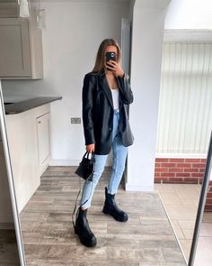 Platform Dress Shoes Outfit, Womens Suit Jacket Outfit, Dress Down Blazer, Outfits With Leather Blazer, Winter Outfits Blazer, Petite Outfits Winter, Leather Blazer Outfit Winter, Outfit Ideas With Blazers, Edgy Preppy Outfits