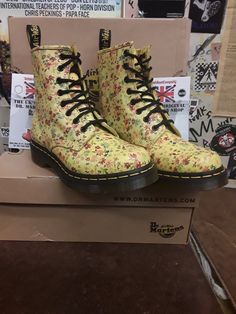 This is a very nice and unusual floral pattern boot by Dr MARTENS.  The boot is made with a good quality leather that has a cute floral print on it.  The yellow colour is quite striking and they are very cool for those spring/summer months. They of course have trademark cushioned sole unit and yellow stitch.  We have sizes 4/37,5/38,7/41 and 9/43 available Fall Floral Print Boots With Round Toe, Winter Floral Print Boots, Leather Boots With Floral Print And Round Toe, High-top Yellow Boots For Spring, Retro Lace-up Spring Boots, Spring Leather Boots With Floral Print, Retro Lace-up Boots For Spring, Leather Boots With Floral Print For Spring, Multicolor Floral Print Boots With Round Toe