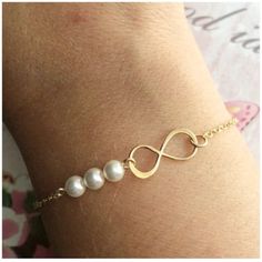 "★ ITEM DESCRIPTION: * Yellow gold filled infinity charm (20 mm x 8 mm, a little smaller than 1 inch) * Swarovski pearls 5 mm (0.19 in.) * Single yellow gold filled chain * Yellow gold filled lobster clasp * Gift box ✤ Sterling silver: https://www.etsy.com/listing/218099238 ✤ Rose gold: https://www.etsy.com/listing/542418988 ★ HOW TO ORDER: 1/ Select your bracelet length - see sizing chart in listing pictures. XS - 6\" S - 6.5\" M - 7\" L - 7.5\" XL - 8\" 2/ Select your pearl color. Why not choo Minimalist Hypoallergenic Jewelry For Mother's Day, Simple Silver 14k Gold Filled Jewelry, Simple 14k Gold Filled Silver Jewelry, Everyday Nickel-free Infinity Jewelry, Simple Nickel-free Wedding Jewelry, Infinity Jewelry With Simple Design For Gift, Infinity Metal Jewelry For Wedding, Gold Infinity Jewelry For Wedding, Gold Infinity Shaped Metal Jewelry