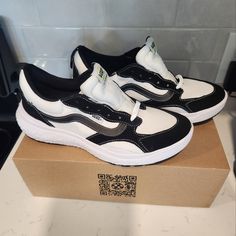 Van's Mte Ultrarange Neo Vr3 Brand New, Never Worn, Original Box Size - Mens 10 Color - Black/Black/Marshmallow Van Shoes, Vans Black And White, Vans Black, Mens Vans, Vans Shoes, Black Color, Original Box, Men's Shoes, Size 10