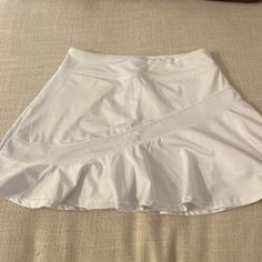 Never Used Before Fitted Skort For Vacation, White Lined Mini Swim Skirt, Casual Solid Color Tennis Skirt With Ruffles, White Stretch Skirt For Vacation, White Mini Swim Skirt For Spring, Fitted White Skort For Vacation, White Tennis Skirt For Spring Beach Occasions, Fitted Pleated Skort For Vacation, White Tennis Skirt For Beach In Spring