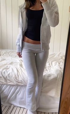 Jeans And Tank Top, Flare Leggings Outfit, Low Rise Flare Jeans, Leggings Outfit, Cute Lazy Outfits, Casual School Outfits, Chill Outfits, Outfit Idea