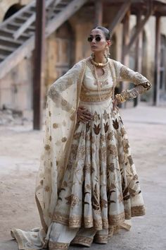 Karishma Kapoor Outfits, Grey Lengha, Kurtis Ideas, Simple Indian Outfits, Mastani Dress, Black Anarkali, Monday Outfit, Trendy Outfits Indian, Anarkali Dress Pattern