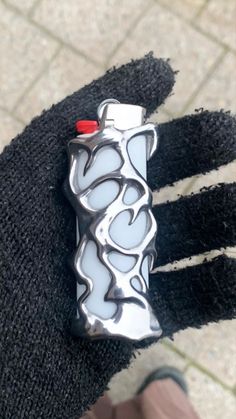 Cool Lighter Designs, Lighter Cover Clay, Air Dry Clay Lighter Case, Painted Lighter Aesthetic, Diy Lighter Design, Painted Lighters, Decorated Lighters, Clay Lighter Case